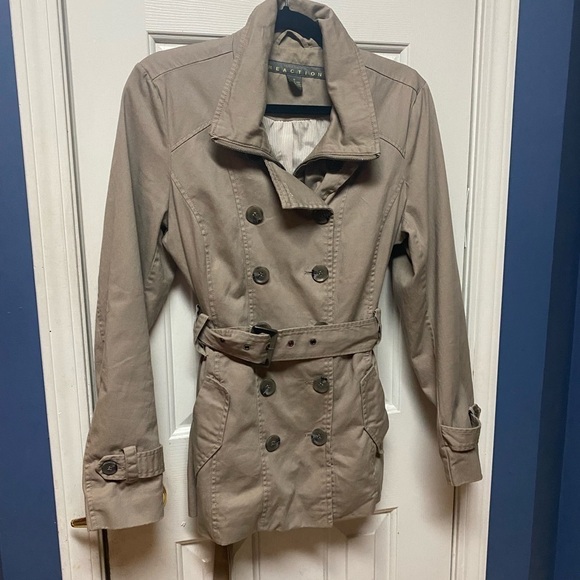 Kenneth Cole Womens Jacket Size Medium Beige Lined Zip Button. - Picture 3 of 9